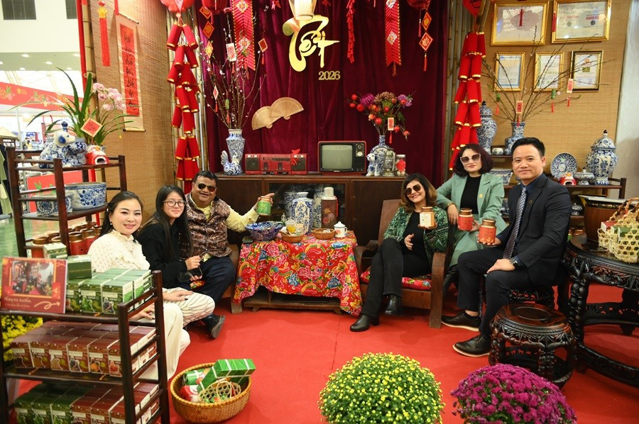 Tiến sĩ Gaurav Gupta, Chủ tịch sáng lập, Hội đồng Thương mại và Công nghệ Toàn cầu Ấn Độ và Tiến sĩ Rashmi Salu, Chủ tịch Phòng Thương mại và Công nghệ Toàn cầu tham quan gian hàng của ANNSHAN