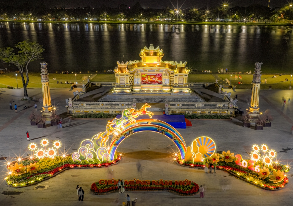 Ánh sáng ban đêm làm nổi bật sắc màu và đường nét của tác phẩm.